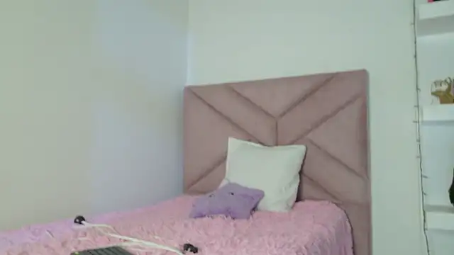 Snapshot of eva_sin18 chatting on 6, 5, 2026 eva sin18 online show from 6, 5, 2026