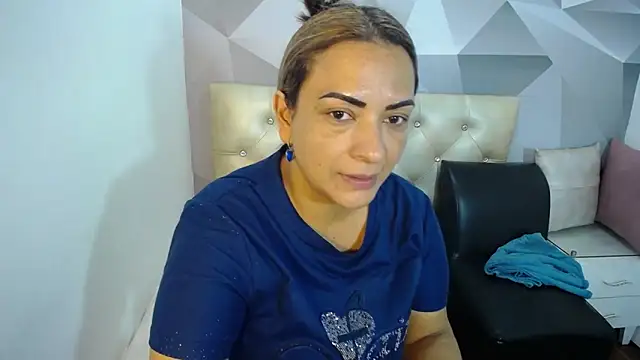 Milf-Prettyboobs online show from 23, 12, 2025