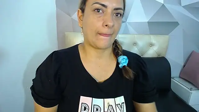 Milf-Prettyboobs online show from 6, 1, 2026