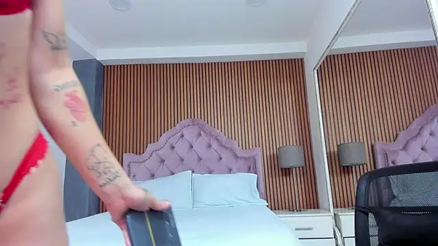 Snapshot of NaomiFrost chatting on 30, 10, 2025 NaomiFrost online show from 30, 10, 2025