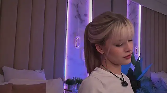 Snapshot of BellaSecrett chatting on 14, 11, 2025 BellaSecrett online show from 14, 11, 2025