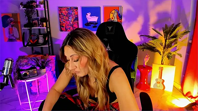 SarahAlluring online show from 19, 12, 2025