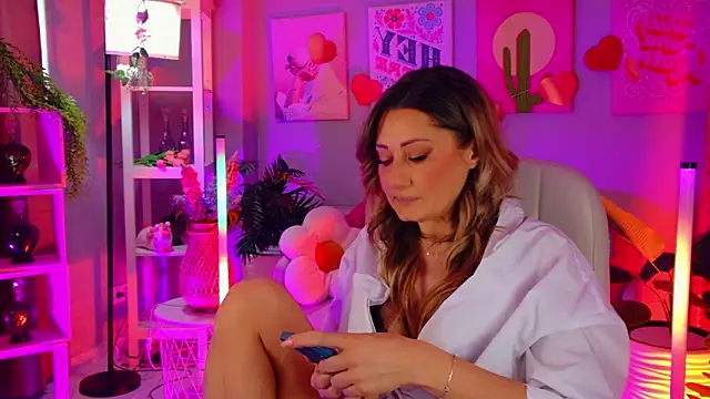 SarahAlluring online show from 9, 3, 2026