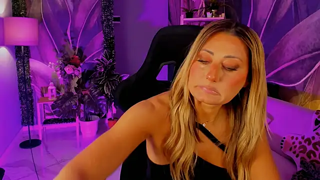 SarahAlluring online show from 21, 9, 2025