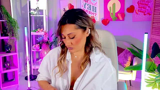 SarahAlluring online show from 5, 4, 2026