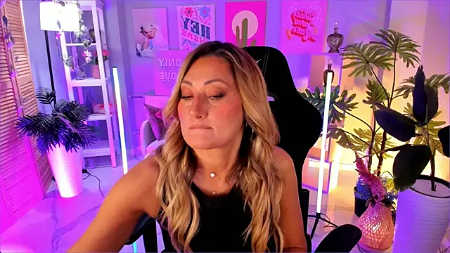 SarahAlluring online show from 18, 9, 2025