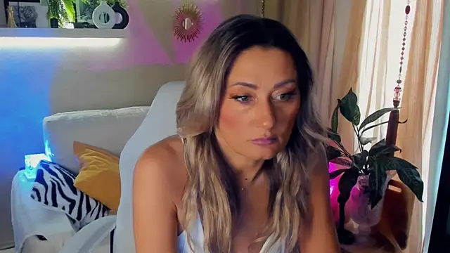 Snapshot of SarahAlluring chatting on 7, 6, 2026 SarahAlluring online show from 7, 6, 2026