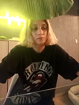 Snapshot of VictoriaLuxe chatting on 8, 9, 2025 VictoriaLuxe online show from 8, 9, 2025