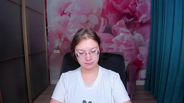 AngelinaLow online show from 9, 11, 2025