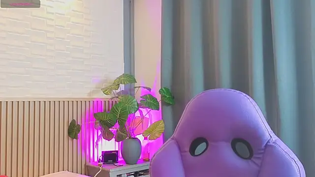 TiffanyWalk online show from 13, 4, 2026