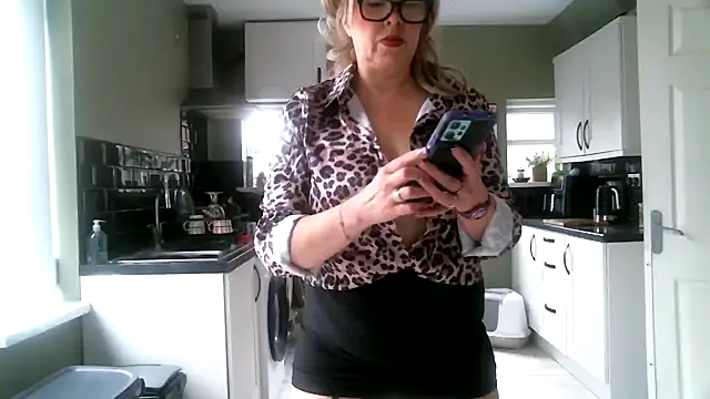 Snapshot of MissHoneyPenny chatting on 2, 6, 2026 MissHoneyPenny online show from 2, 6, 2026