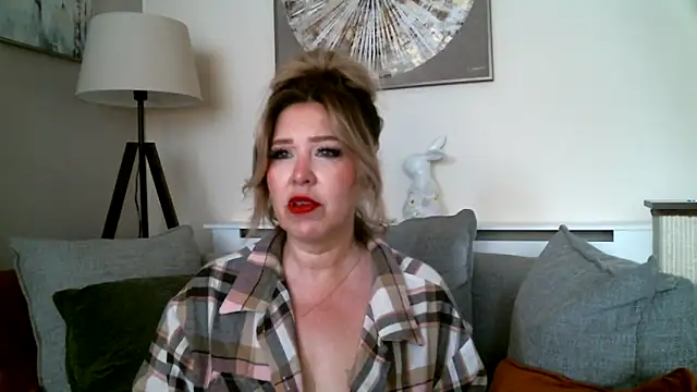 Snapshot of MissHoneyPenny chatting on 13, 5, 2026 MissHoneyPenny online show from 13, 5, 2026