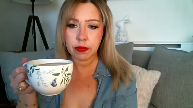 MissHoneyPenny online show from 24, 4, 2026