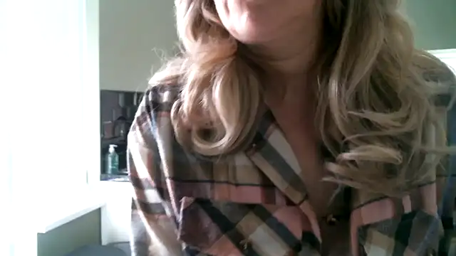 Snapshot of MissHoneyPenny chatting on 22, 5, 2026 MissHoneyPenny online show from 22, 5, 2026