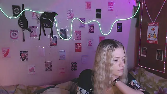 Snapshot of Your_Horny_Friends chatting on 14, 10, 2025 Your Horny Friends online show from 14, 10, 2025