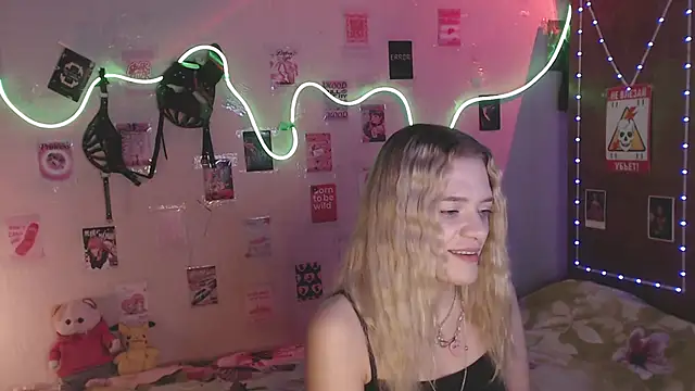 Snapshot of Your_Horny_Friends chatting on 5, 11, 2025 Your Horny Friends online show from 5, 11, 2025