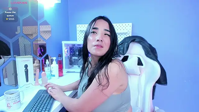 Alice 26  online show from 3, 12, 2025