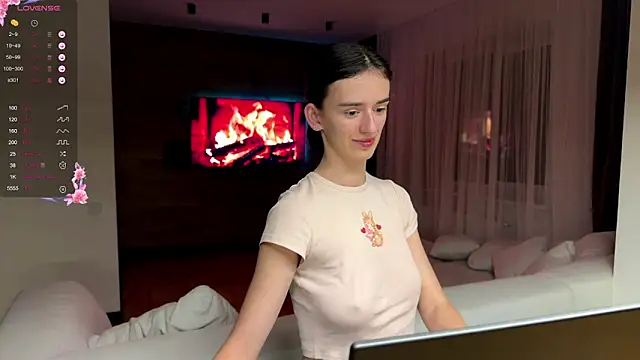 Snapshot of TwinTemptations chatting on 8, 10, 2025 TwinTemptations online show from 8, 10, 2025