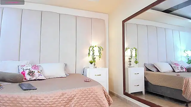 Snapshot of princesssammy2 chatting on 14, 10, 2025 princesssammy2 online show from 14, 10, 2025