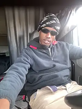 Snapshot of Sir-Tucker chatting on 20, 11, 2025 Sir-Tucker online show from 20, 11, 2025