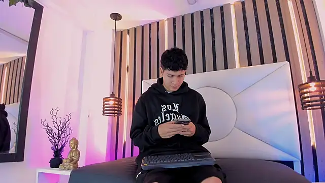 Jhojan twink online show from 5, 11, 2025