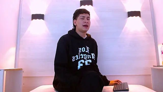 Jhojan twink online show from 17, 12, 2025