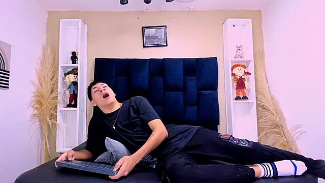 Jhojan twink online show from 9, 10, 2025