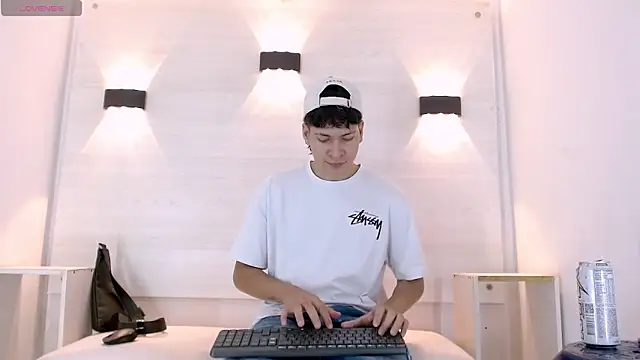 Jhojan twink online show from 12, 10, 2025