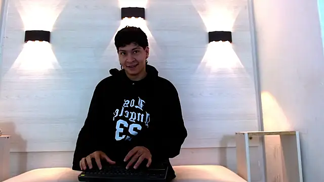 Jhojan twink online show from 4, 12, 2025