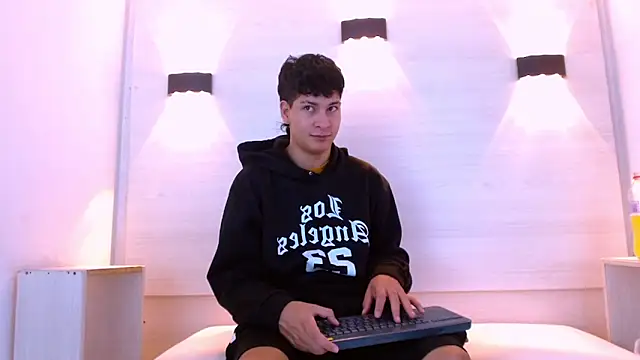 Jhojan twink online show from 19, 12, 2025