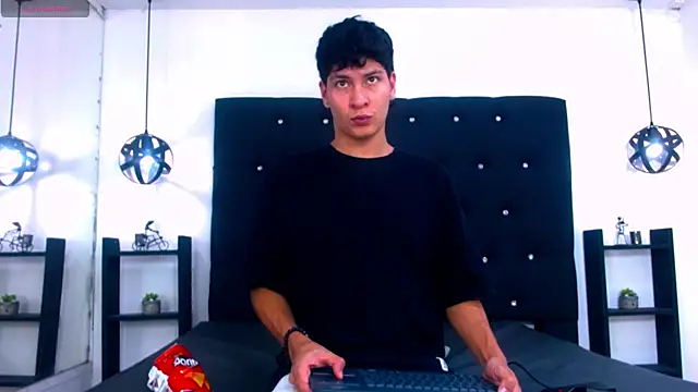 Jhojan twink online show from 18, 11, 2025