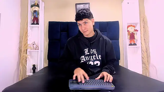 Jhojan twink online show from 10, 10, 2025