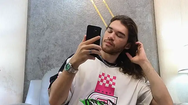 Snapshot of FreyrVik chatting on 2, 12, 2025 FreyrVik online show from 2, 12, 2025