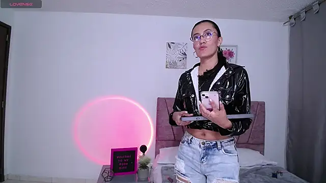 emma glowof online show from 30, 9, 2025