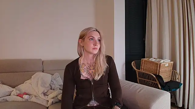 tattoobbgirl online show from 15, 4, 2026