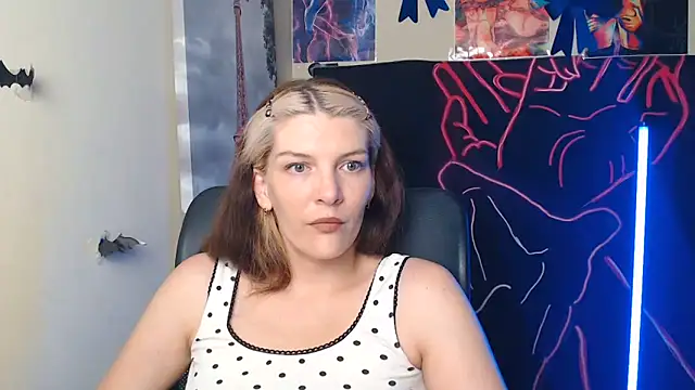 Snapshot of VanessaRey_ chatting on 8, 6, 2026 VanessaRey online show from 8, 6, 2026