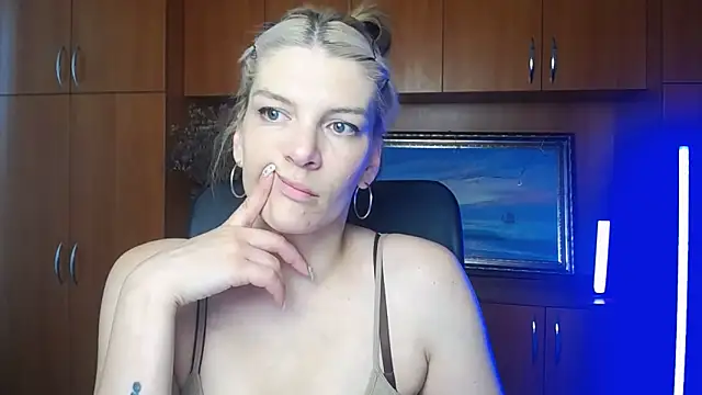 Snapshot of VanessaRey_ chatting on 5, 6, 2026 VanessaRey online show from 5, 6, 2026