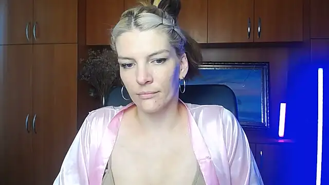 Snapshot of VanessaRey_ chatting on 5, 6, 2026 VanessaRey online show from 5, 6, 2026