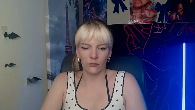 Snapshot of VanessaRey_ chatting on 10, 5, 2026 VanessaRey online show from 10, 5, 2026