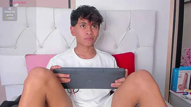 Ethan Westt online show from 10, 4, 2026