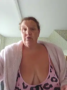 MissQueenBeex online show from 7, 6, 2026