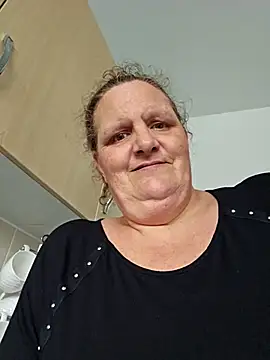 Snapshot of MissQueenBeex chatting on 9, 5, 2026 MissQueenBeex online show from 9, 5, 2026
