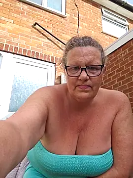 Snapshot of MissQueenBeex chatting on 2, 6, 2026 MissQueenBeex online show from 2, 6, 2026