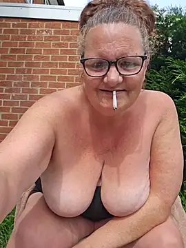 Snapshot of MissQueenBeex chatting on 28, 5, 2026 MissQueenBeex online show from 28, 5, 2026