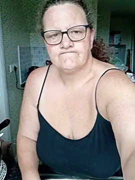 Snapshot of MissQueenBeex chatting on 12, 5, 2026 MissQueenBeex online show from 12, 5, 2026