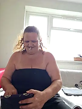 Snapshot of MissQueenBeex chatting on 3, 5, 2026 MissQueenBeex online show from 3, 5, 2026