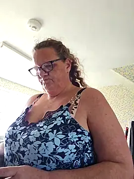 Snapshot of MissQueenBeex chatting on 2, 5, 2026 MissQueenBeex online show from 2, 5, 2026
