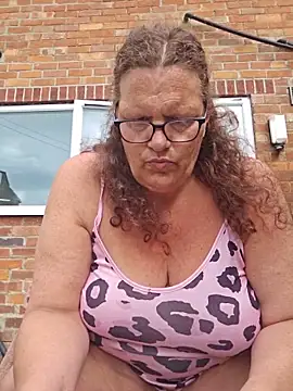 MissQueenBeex online show from 17, 6, 2026