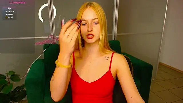 Snapshot of MirandaMayers chatting on 26, 9, 2025 MirandaMayers online show from 26, 9, 2025