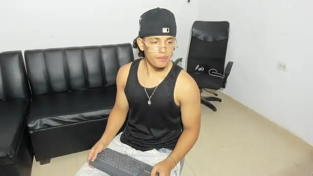 Snapshot of samxx_muscle chatting on 15, 5, 2026 samxx muscle online show from 15, 5, 2026